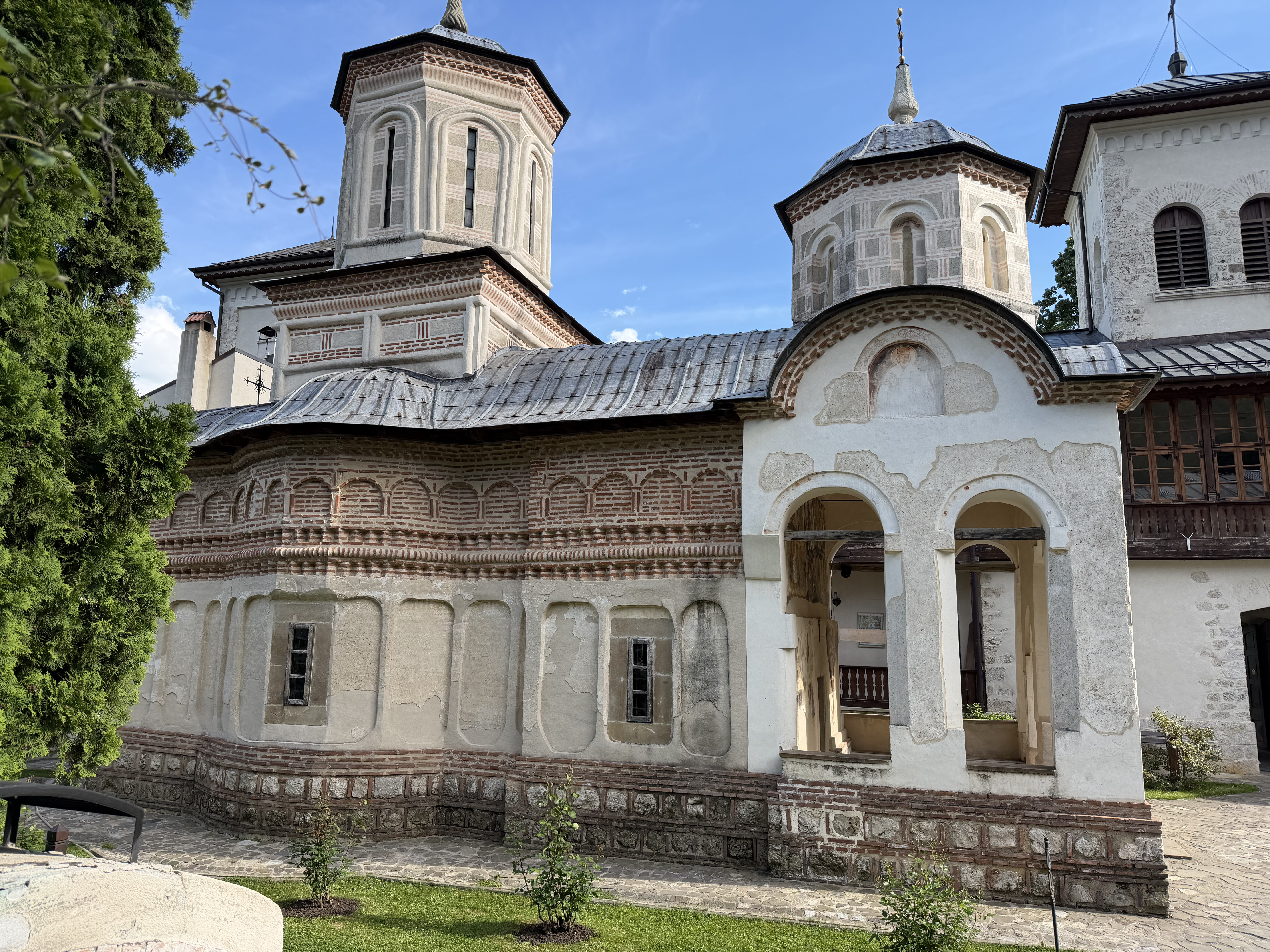 Manastiri